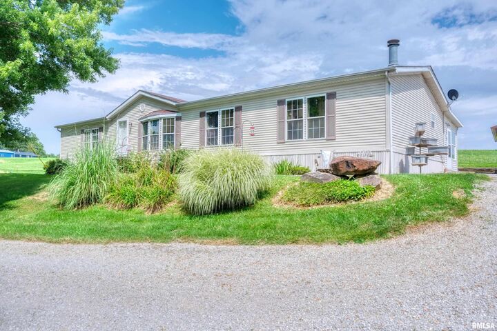 Property Photo:  8 Private Road  IL 62907 
