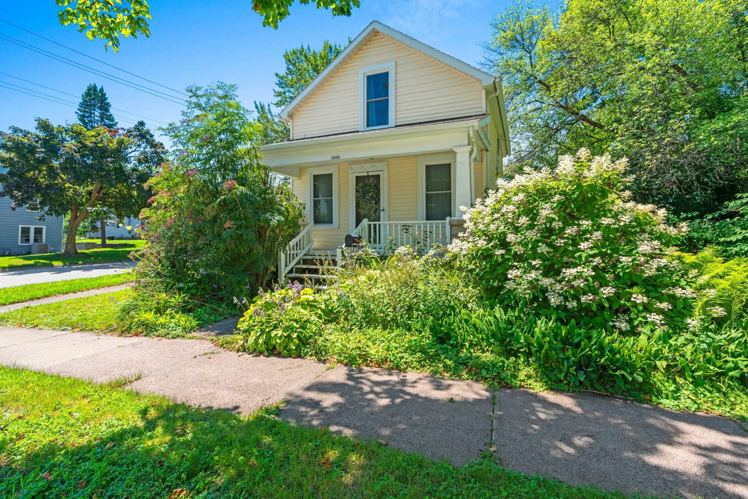 Property Photo: 1025 S Lawe Street WI 54915-2210