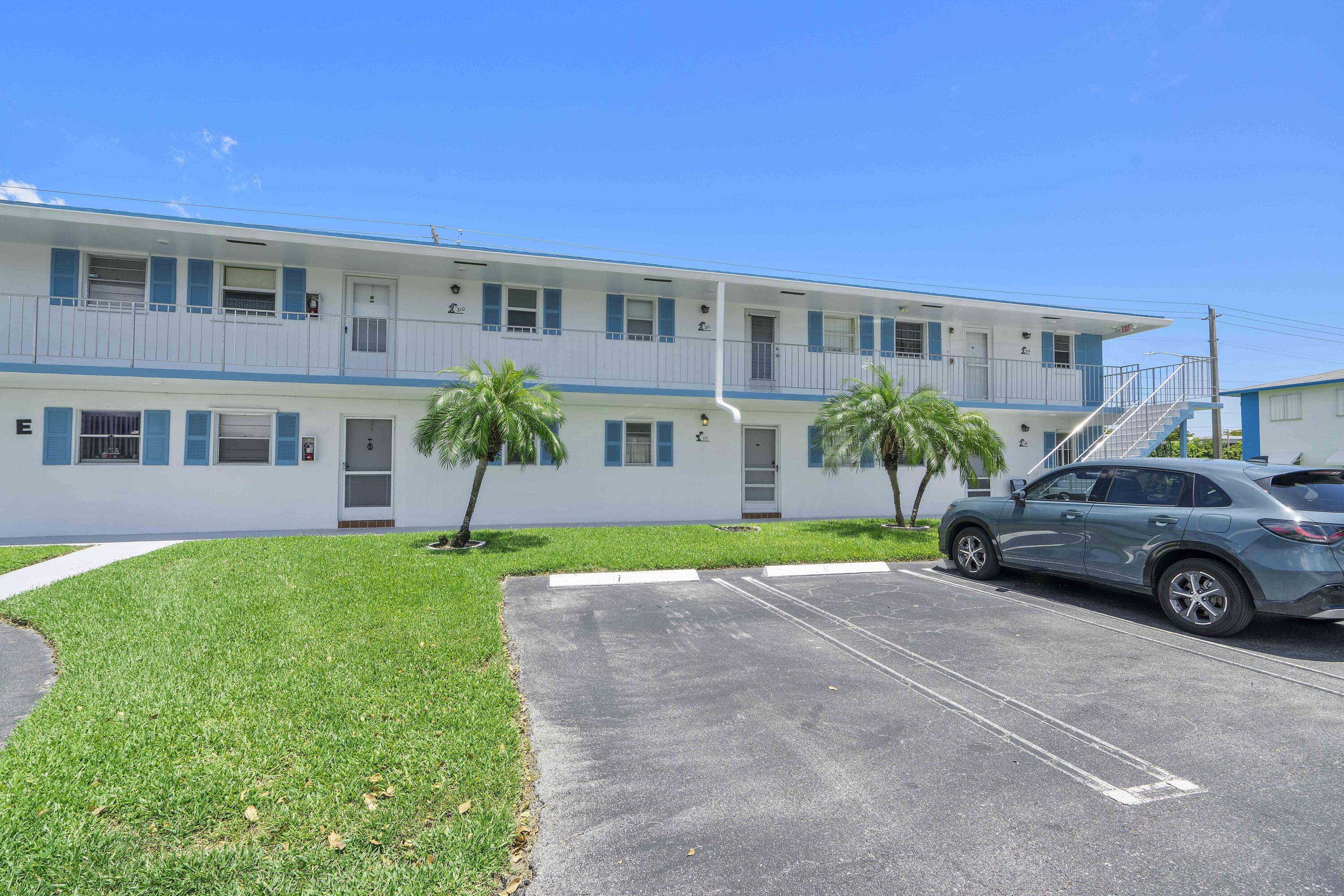 Property Photo: 1115 Lake Terrace 111 FL 33426