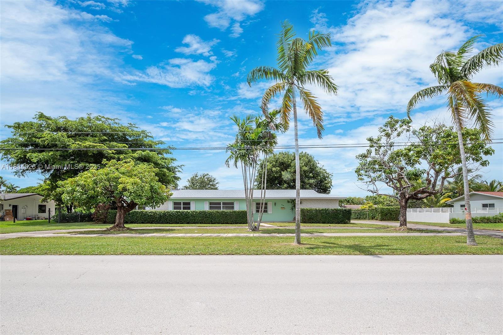Property Photo: 10480 SW 112th St FL 33176