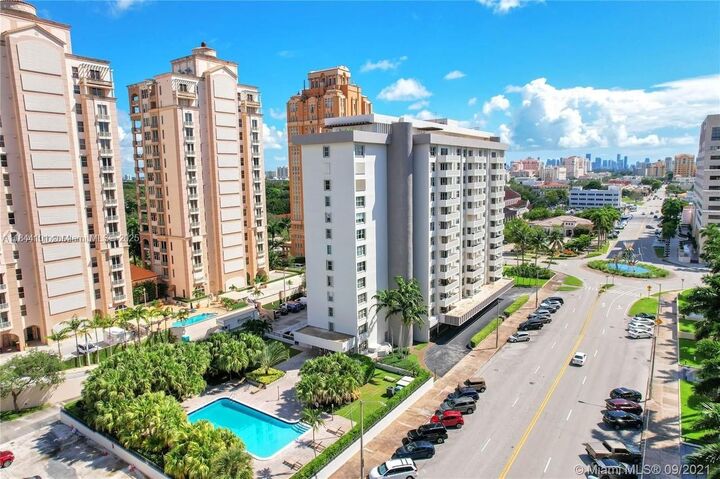 Property Photo: 625 Biltmore Way 902 FL 33134