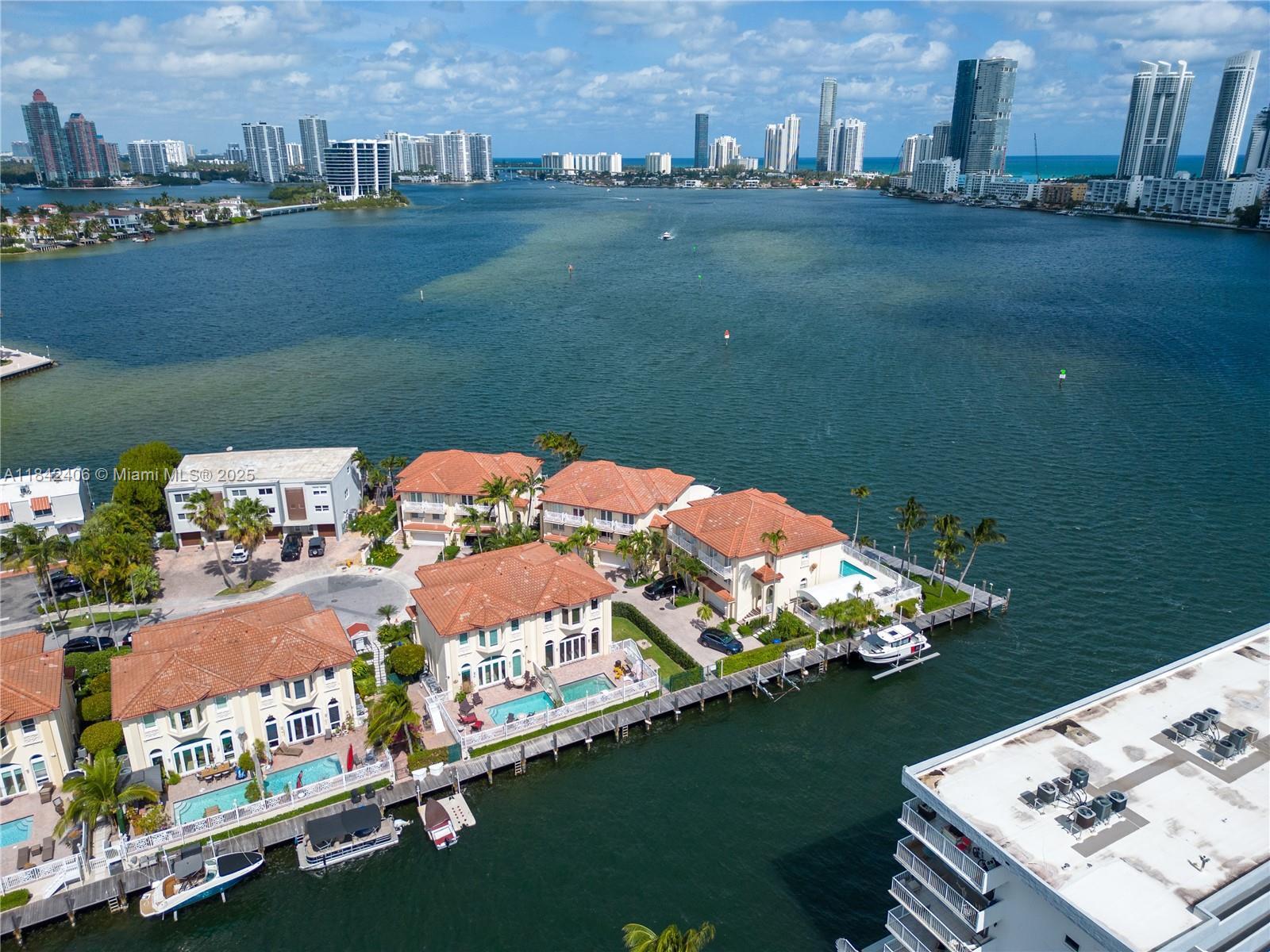 Property Photo: 3907 NE 170th St 3907 FL 33160