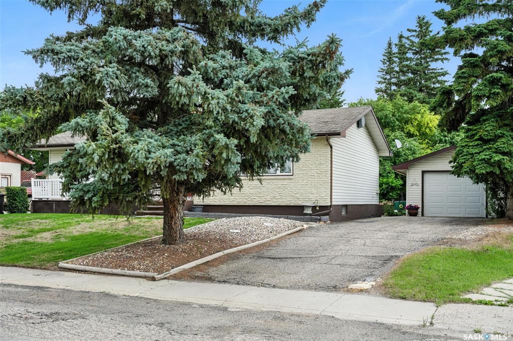 Property Photo: 42 Calvert Crescent SK S0K 2M0