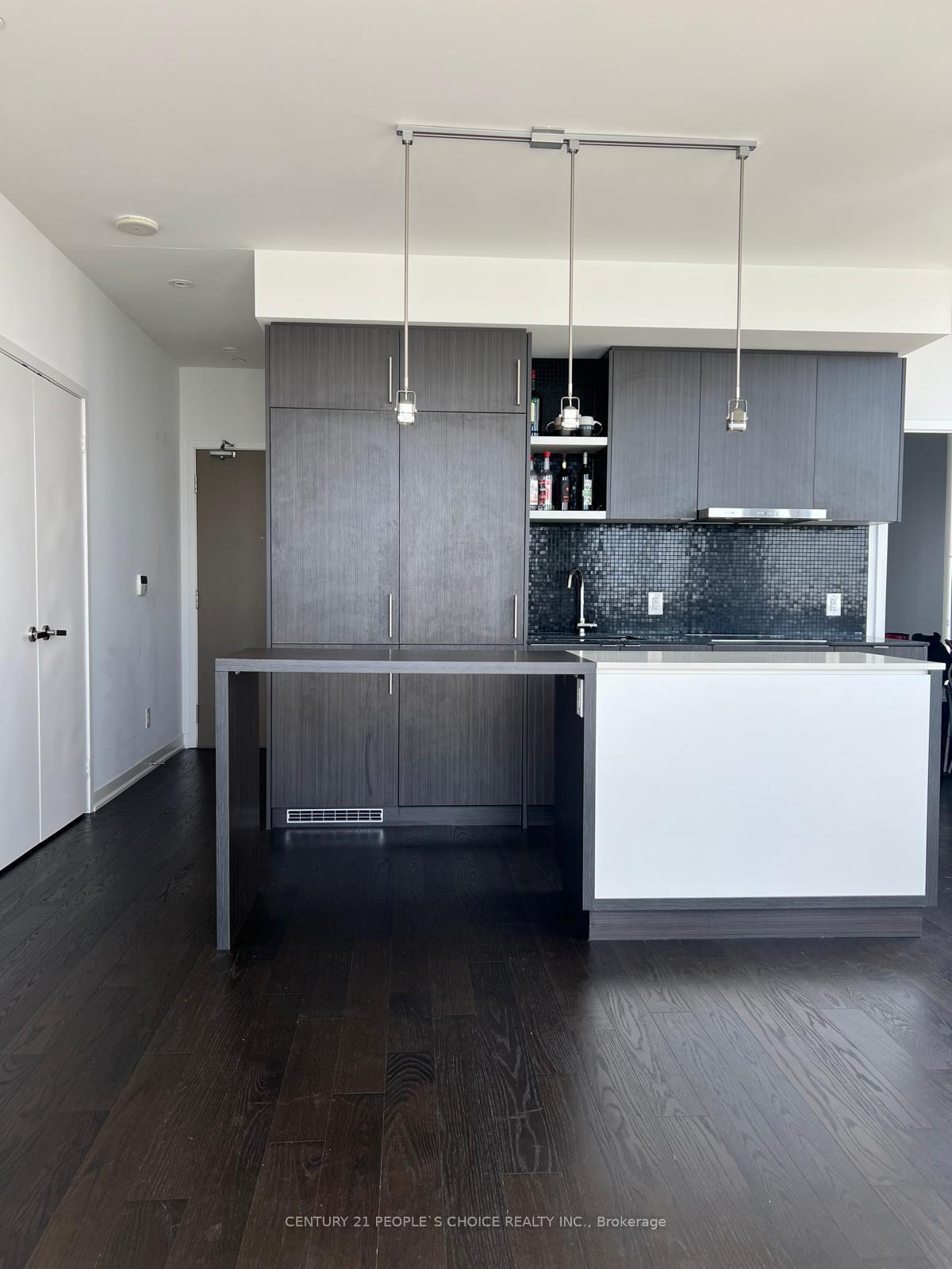 Property Photo: 100 Harbour Street 5907 ON M5J 0B5
