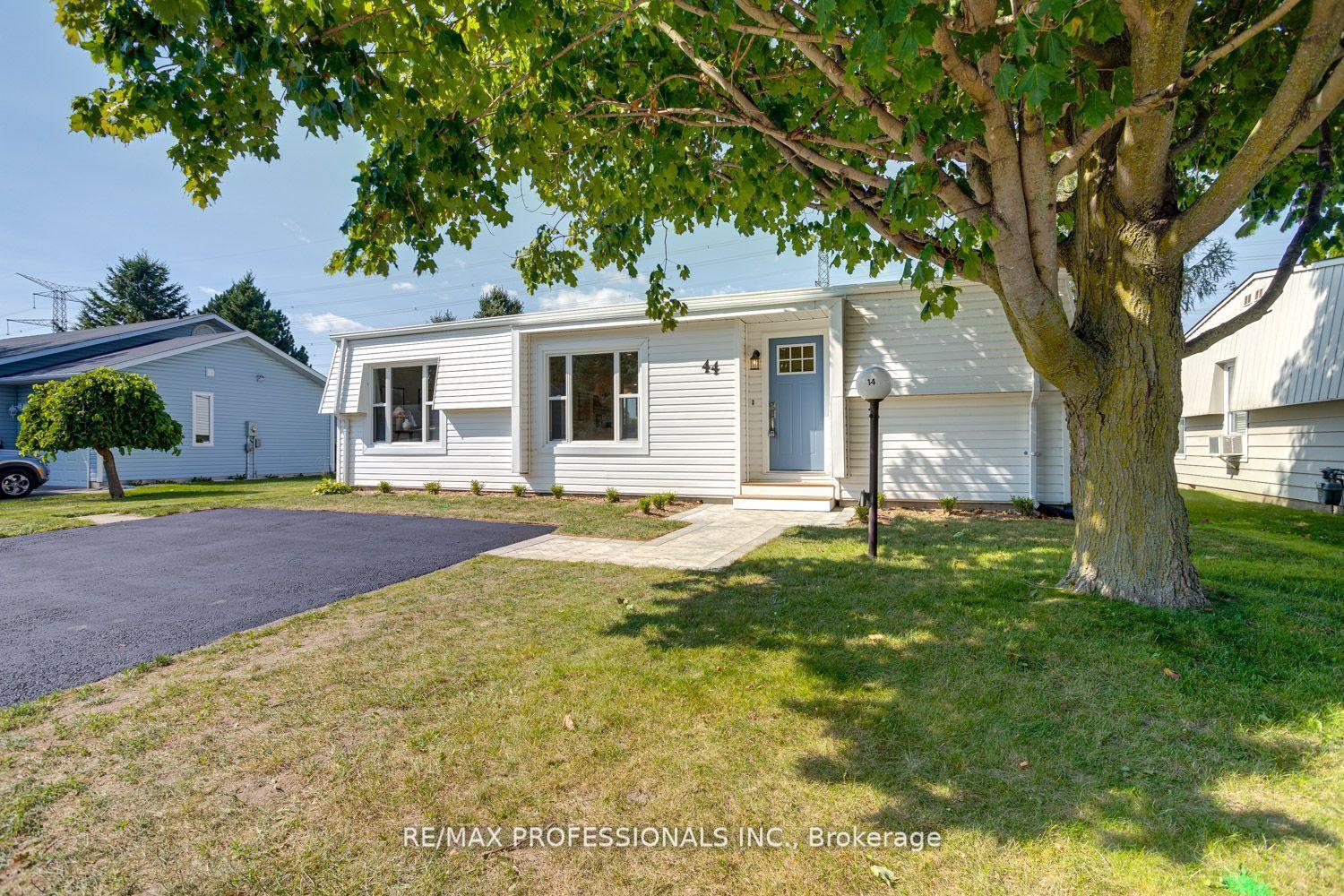 Property Photo:  44 Wilmot Trail  ON L1B 1B8 