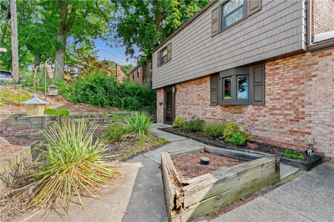 Property Photo: 33 Roxbury Rd PA 15221