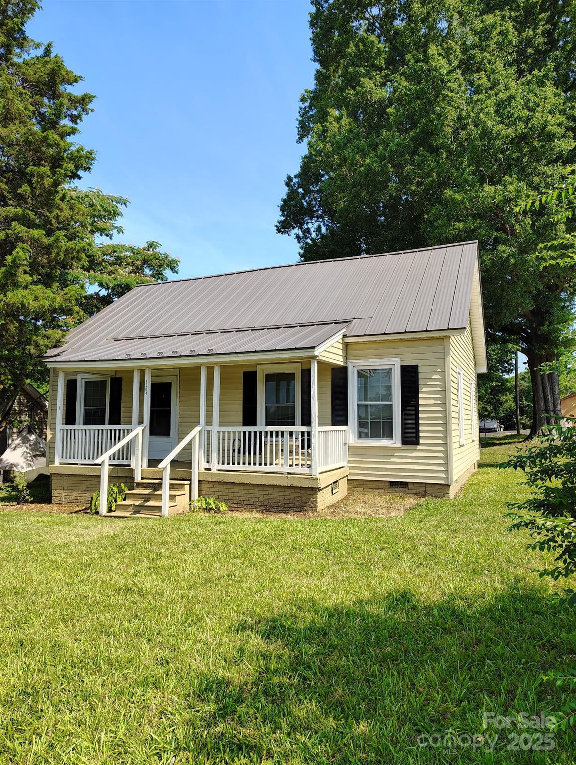 Property Photo: 8504 Moores Chapel Road NC 28214