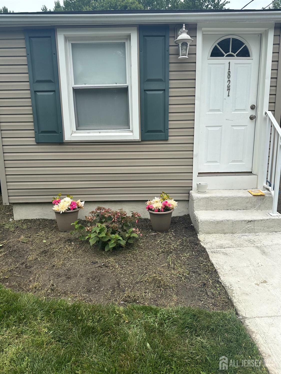 Property Photo:  1827 Oak Road  NJ 08902 