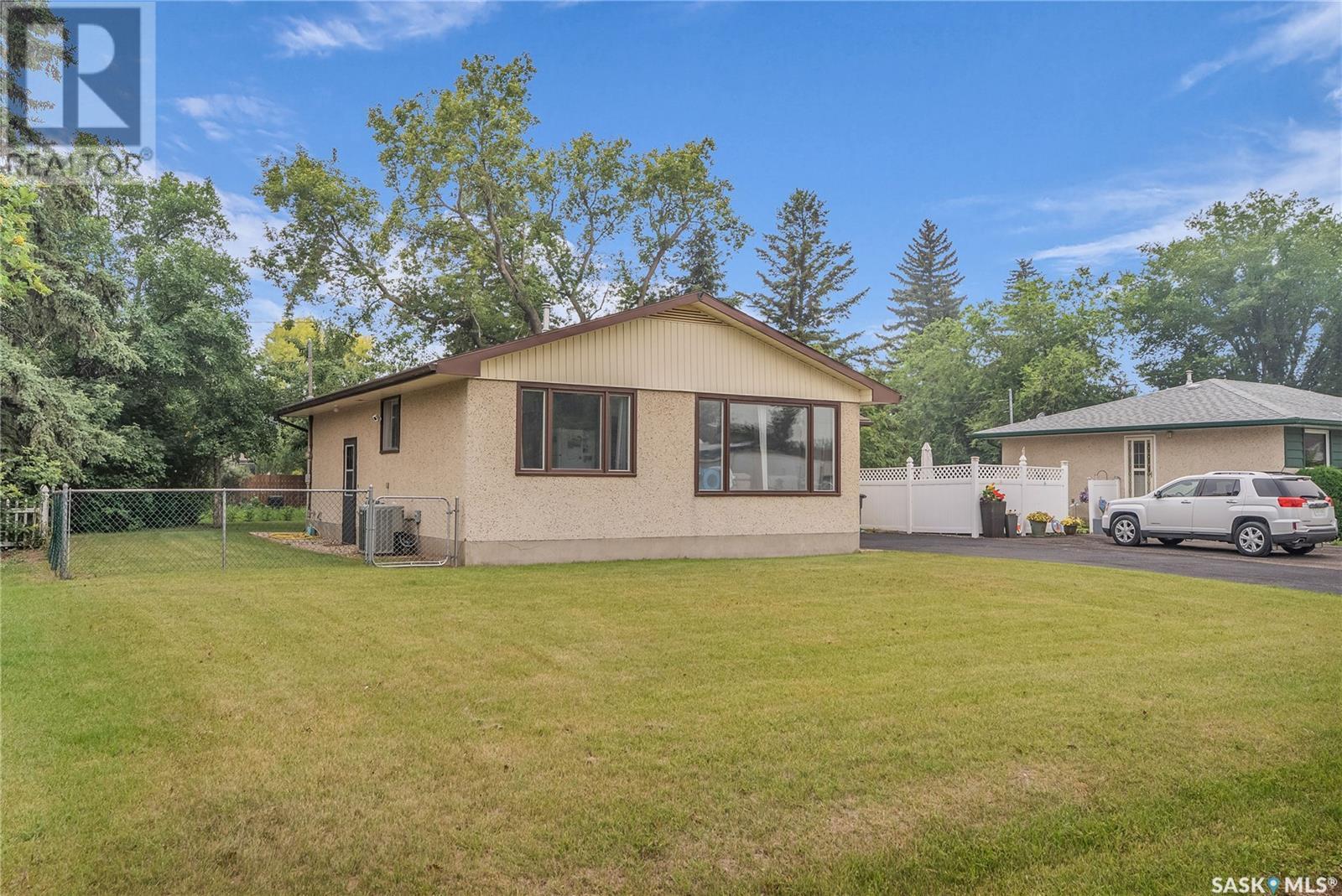 Property Photo:  403 5th Avenue E  SK S0K 4T0 