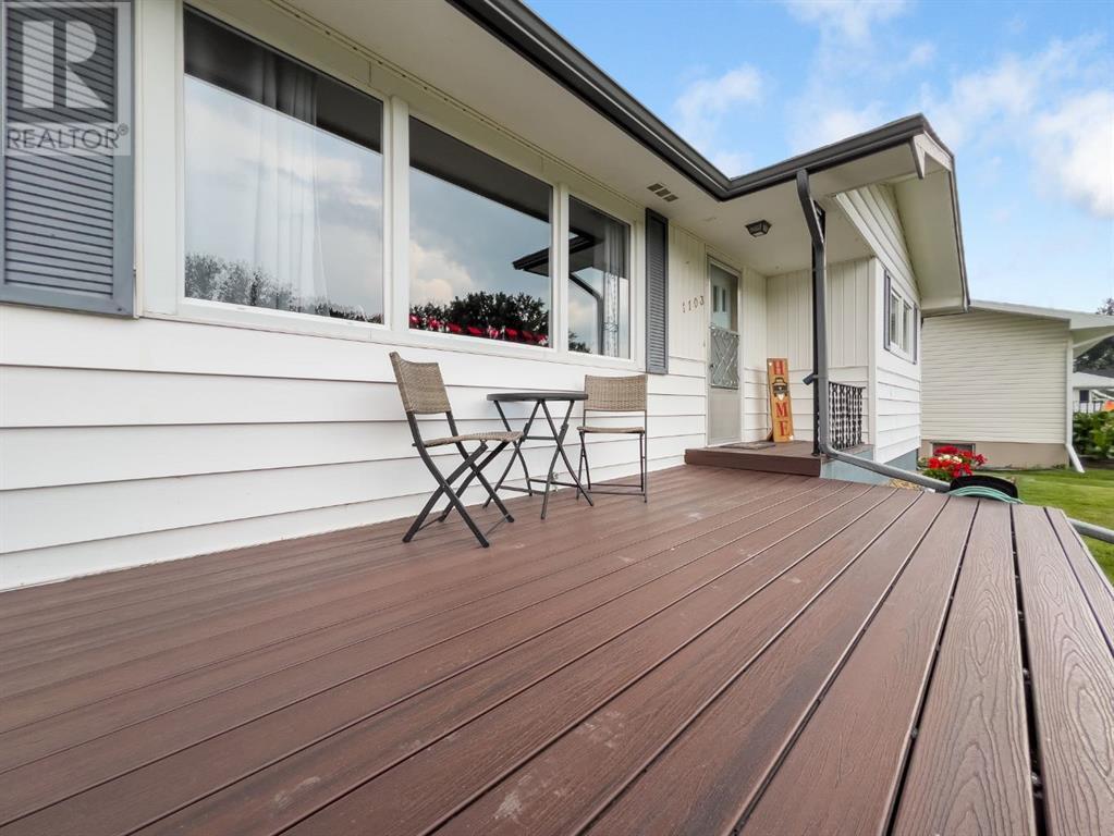 Property Photo: 1103 Riverside Drive East AB T0J 0Y5