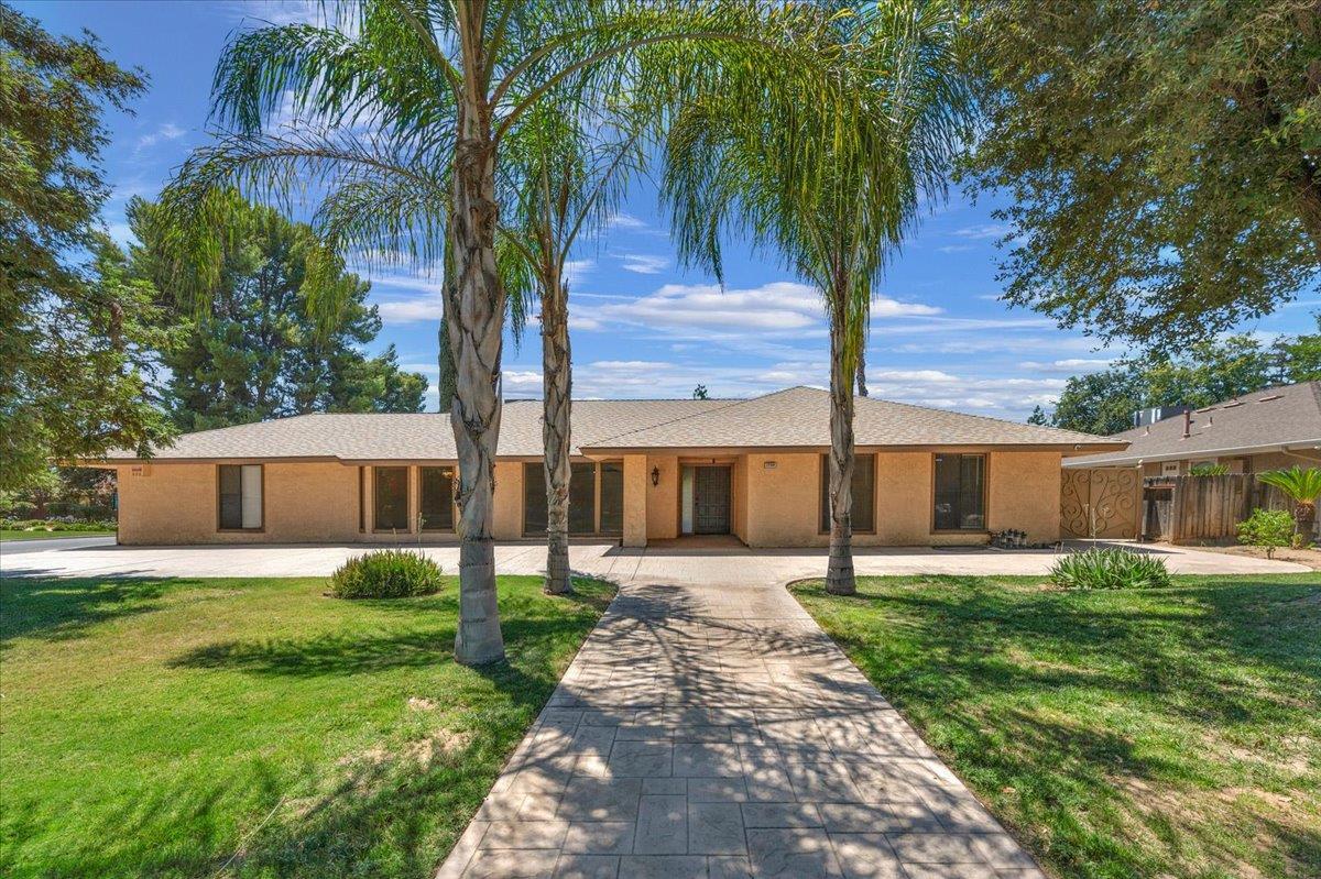 Property Photo:  1730 S Helm Avenue  CA 93727 