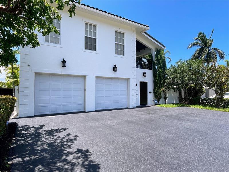 Property Photo: 929 NE 18th Ct FL 33305