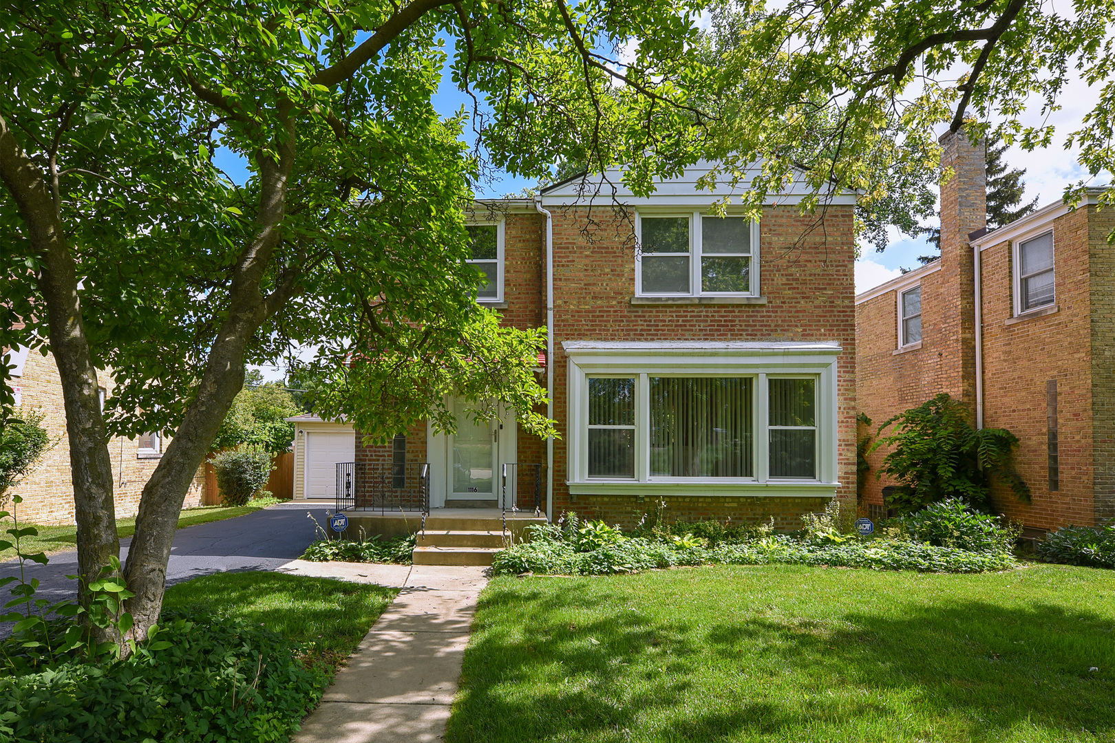 Property Photo: 1116 W Northwest Highway IL 60004