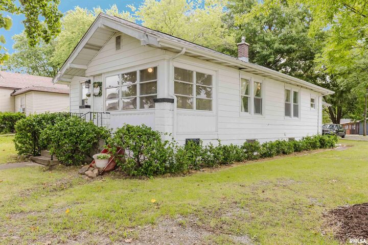 Property Photo:  220 S 8th Street  IL 62948 
