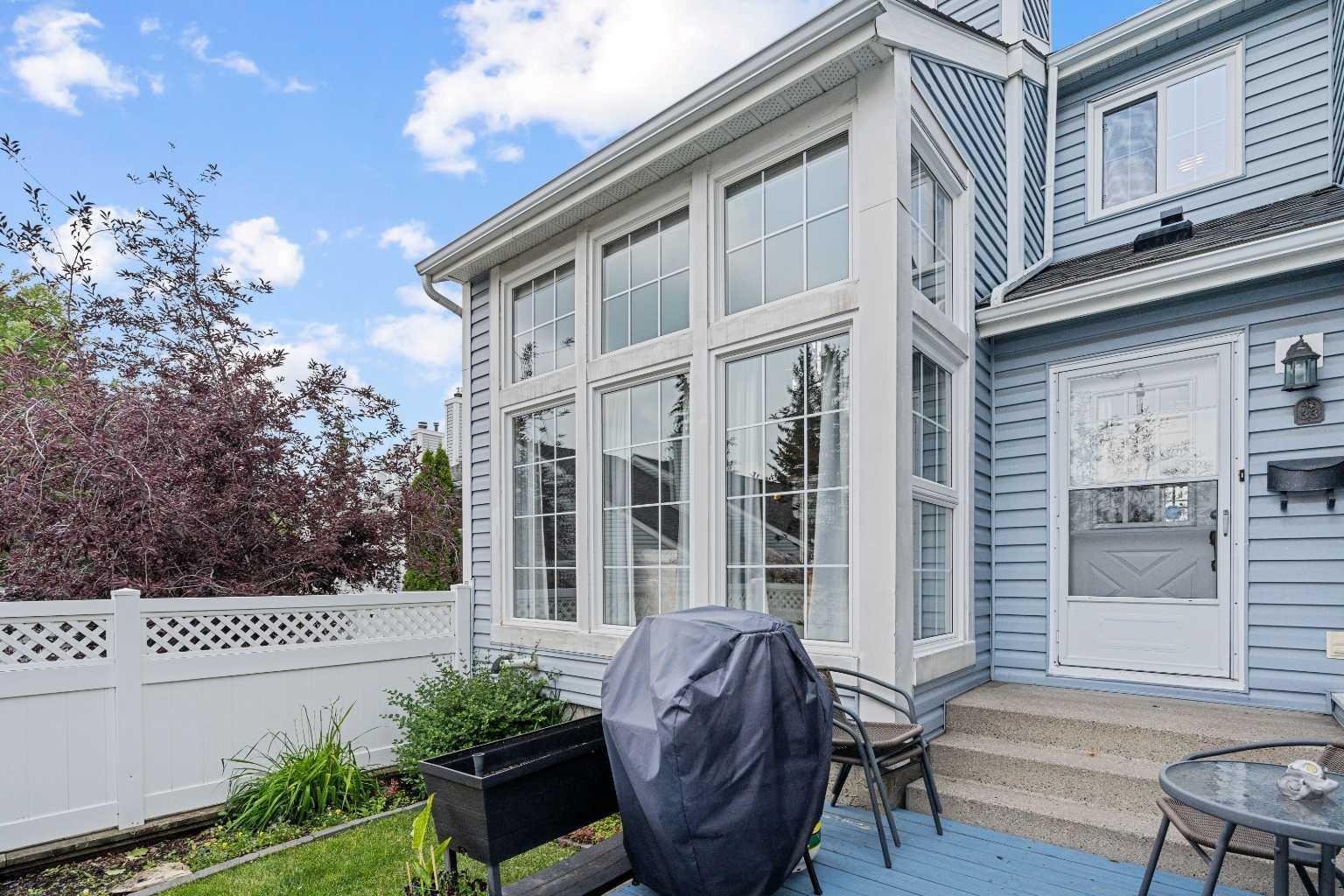 28 Berwick Crescent NW 33  Calgary AB T3K 1Y7 photo