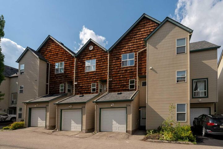Photo de la propriété:  324 Bridlewood Lane SW  AB T2Y 3X8 