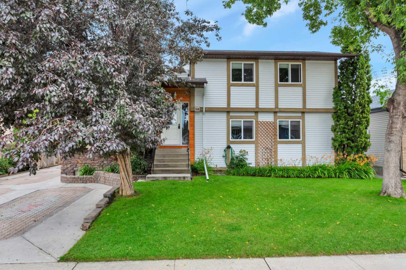 Property Photo: 38 Wiltshire Boulevard AB T4N 3H4