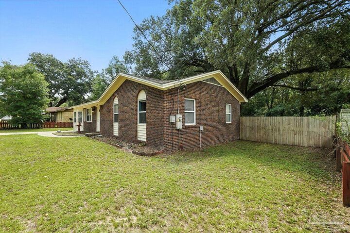 Property Photo: 6409 Hunter St FL 32570