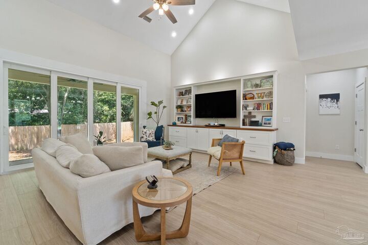 Property Photo: 302 Camelia St FL 32561