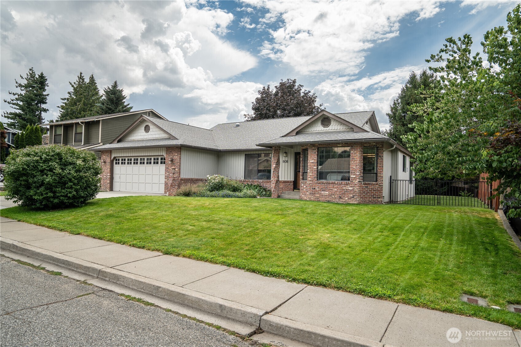 808  12th Street NE  East Wenatchee WA 98802 photo
