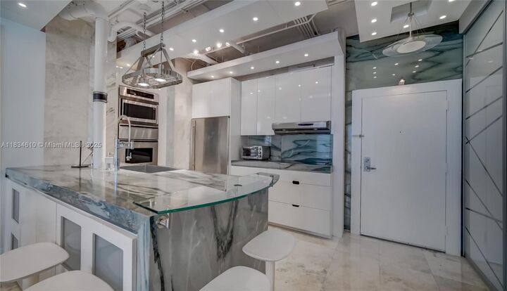 Property Photo: 1155 Brickell Bay Dr Ph 208 FL 33131