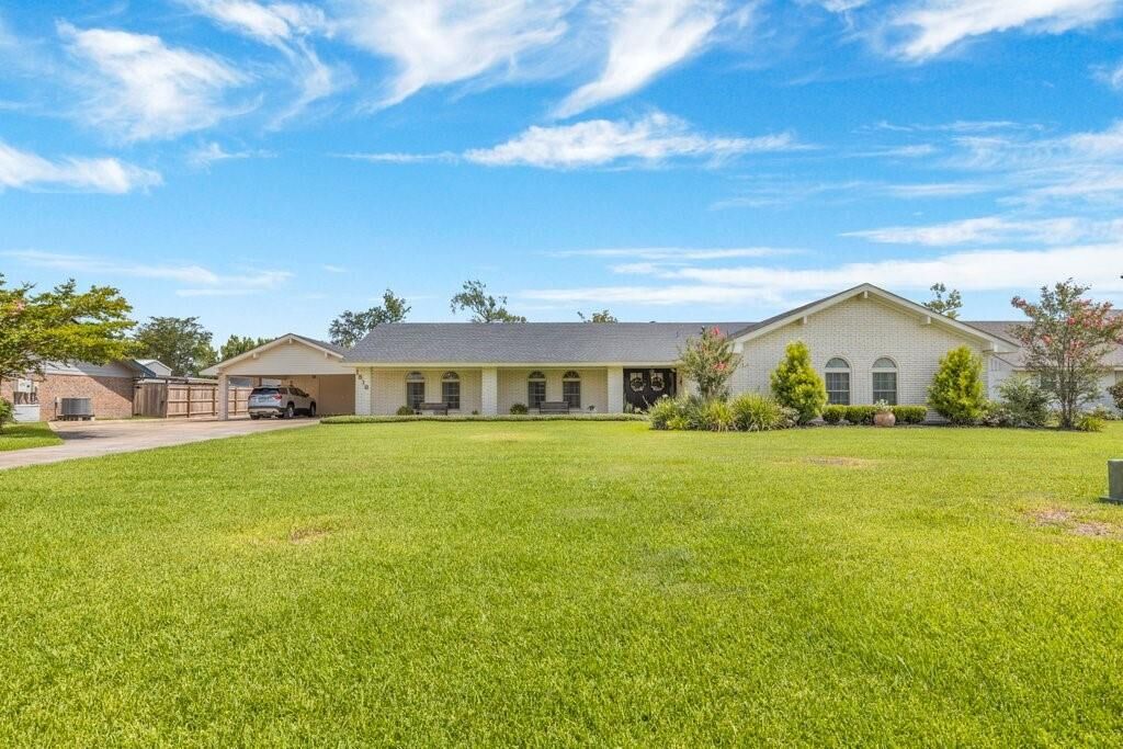 Property Photo:  1518 S Chateau Circle S  LA 70605 
