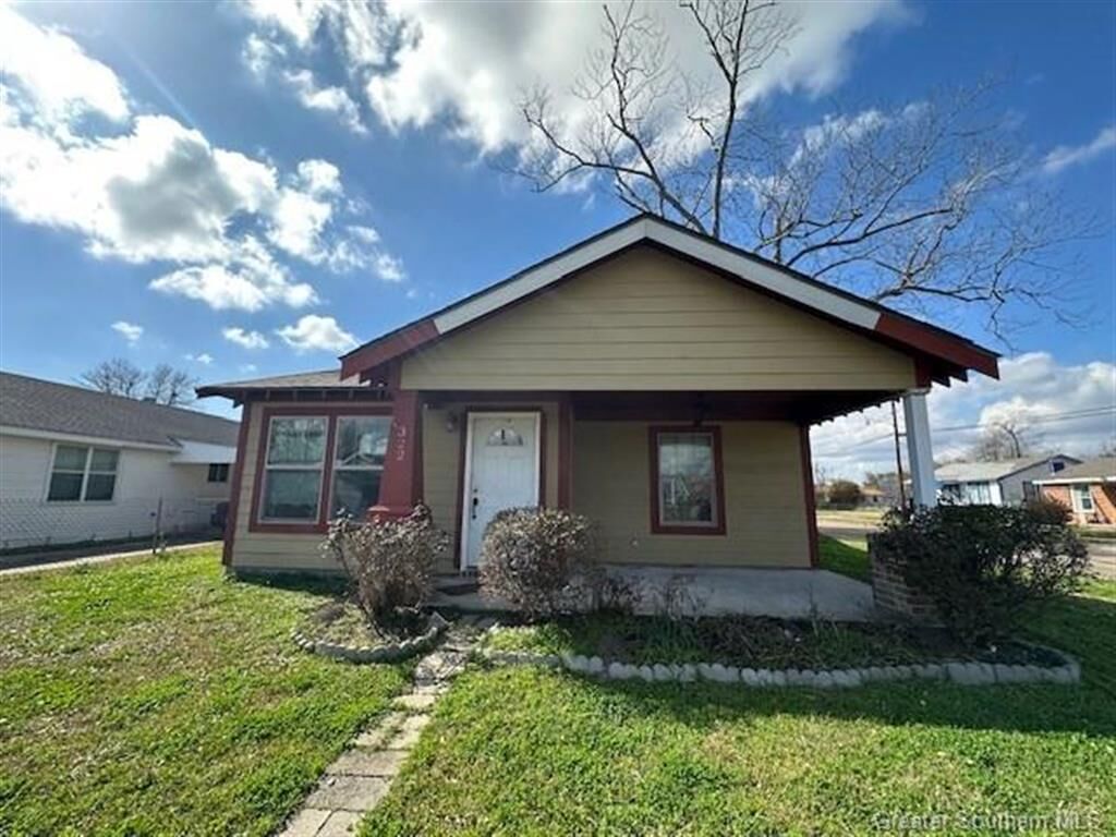Property Photo: 322 S Shattuck Street S LA 70601