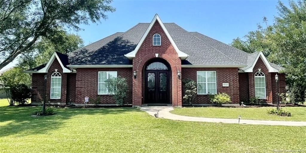 Property Photo: 1722 S Crestview Drive S LA 70605