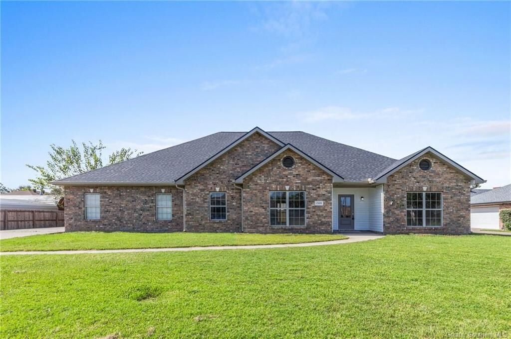 Property Photo: 1309 Cambridge Court LA 70605