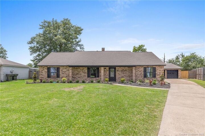 Property Photo: 1540 N Chateau Circle N LA 70605