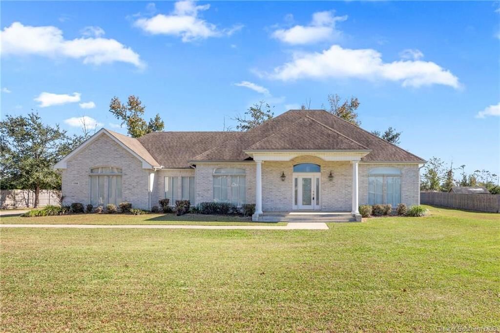 Property Photo:  1108 E Diamond Circle E  LA 70611 