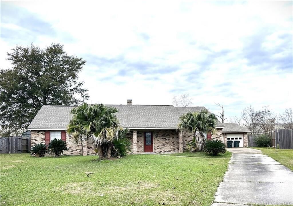 Property Photo:  1540 N Chateau Circle N  LA 70605 