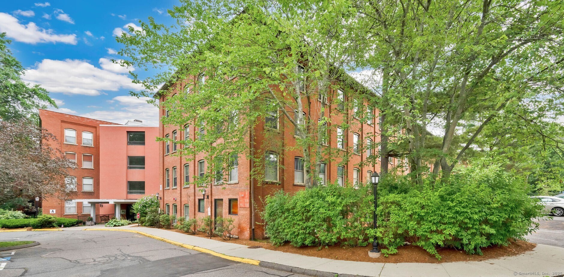 Property Photo:  222 Williams Street East Apt 104  CT 06033 