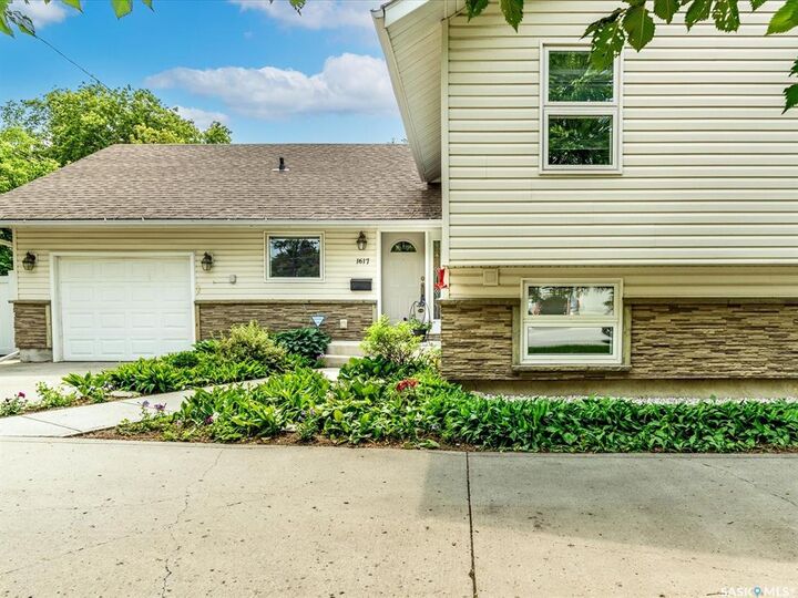 Property Photo:  1617 6th Avenue N  SK S4R 0M6 
