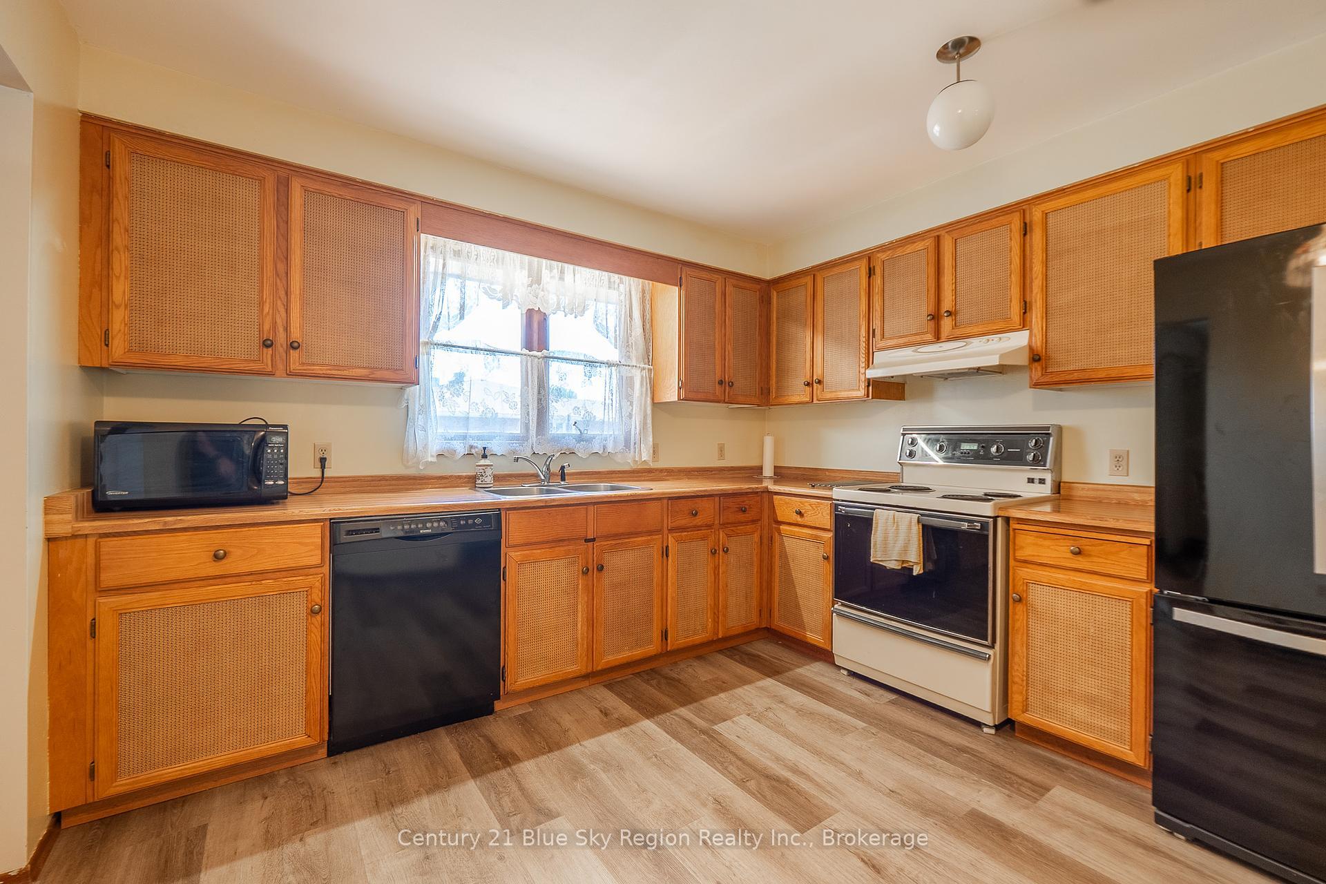 Photo de la propriété: 72 Eglee Avenue ON P1B 8Z7