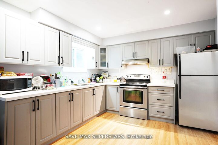 Property Photo:  96 Wellington Street E  ON L4M 2C5 