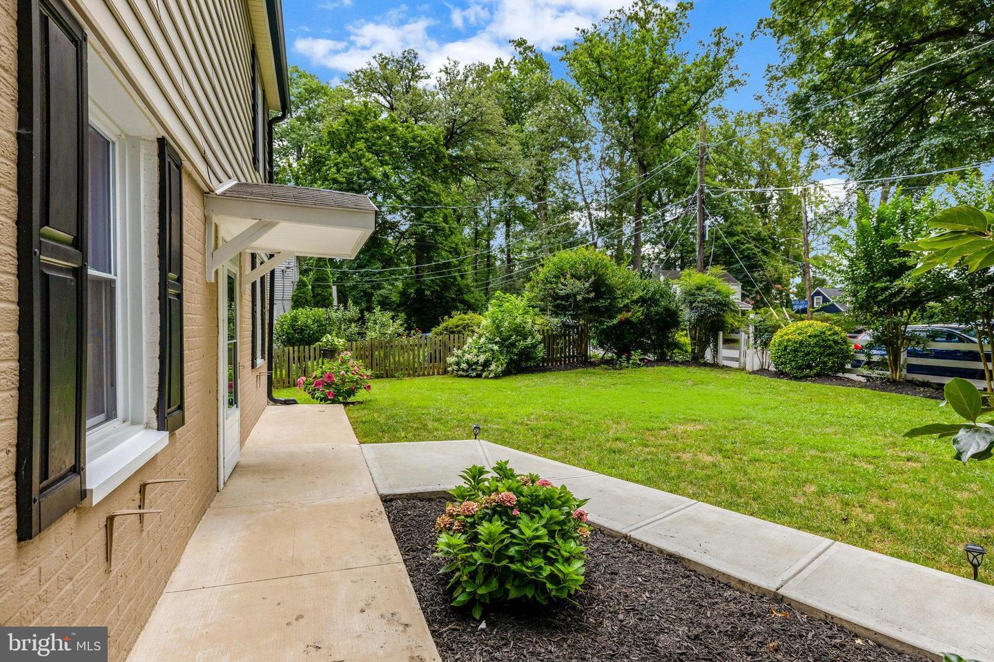 Property Photo: 7004 Chestnut Avenue VA 22042