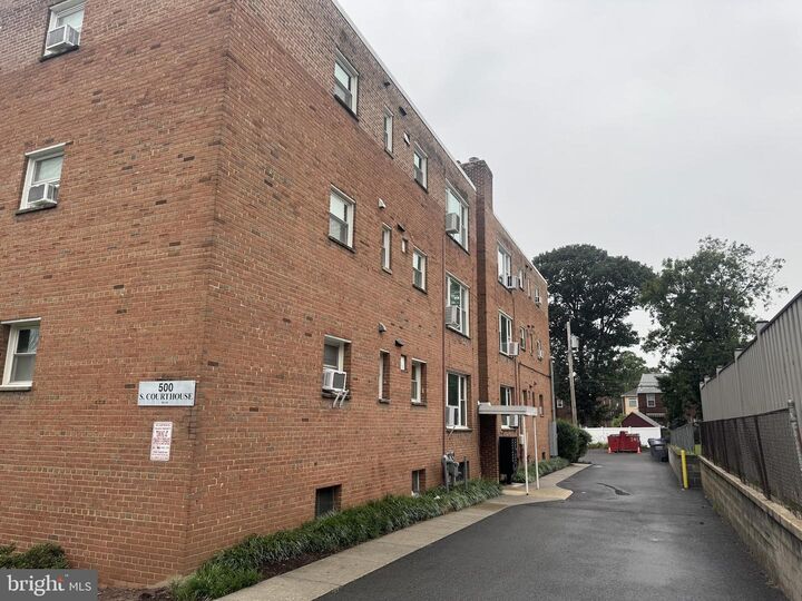 Property Photo: 500 S Courthouse Road 6 VA 22204