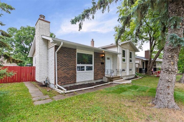 Property Photo: 1203 Chancellor Drive MB R3T 4T6