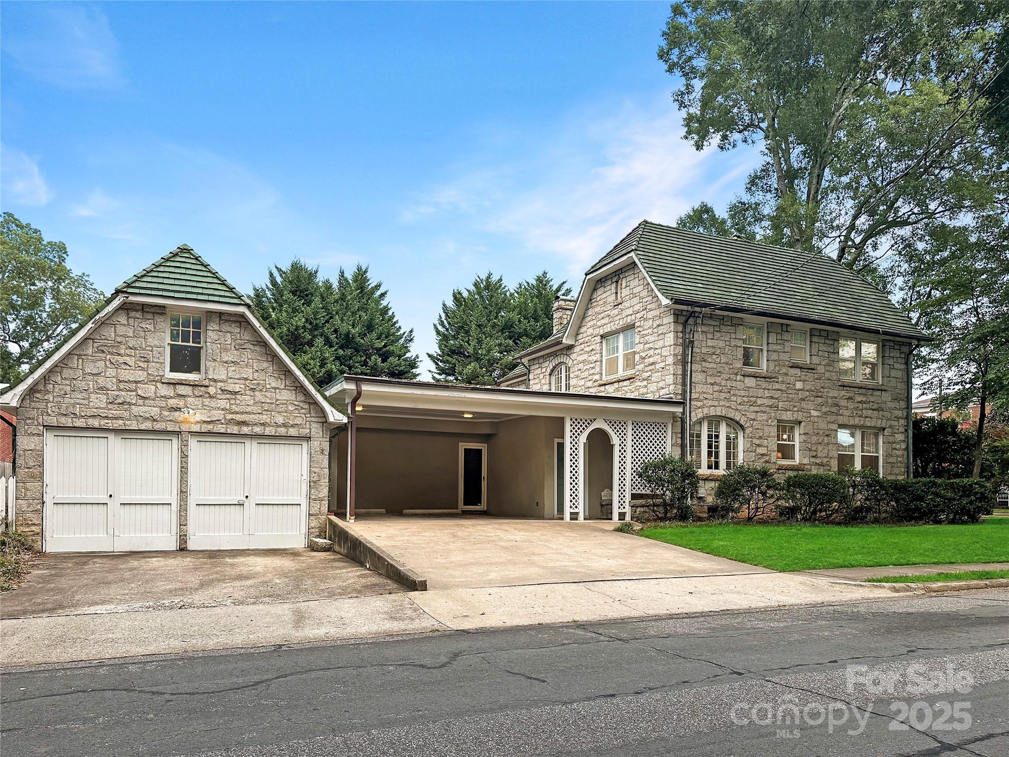Property Photo: 436 3rd Avenue NW NC 28601