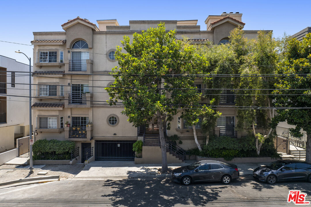 Property Photo:  10630 Moorpark St  CA 91602 