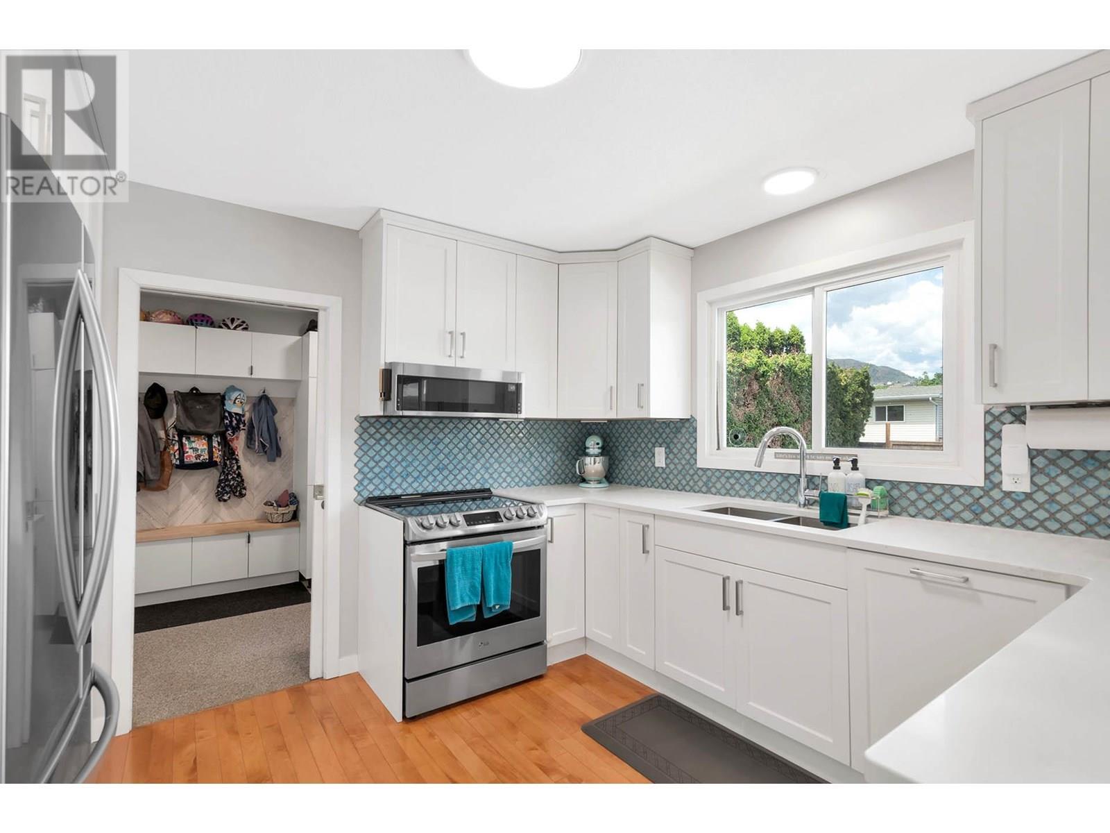 Property Photo:  678 York Avenue  BC V2B 2A5 
