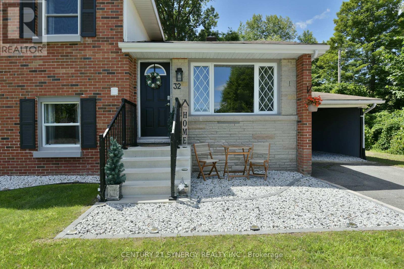 Property Photo: 32 Francis Street ON K7V 1C2