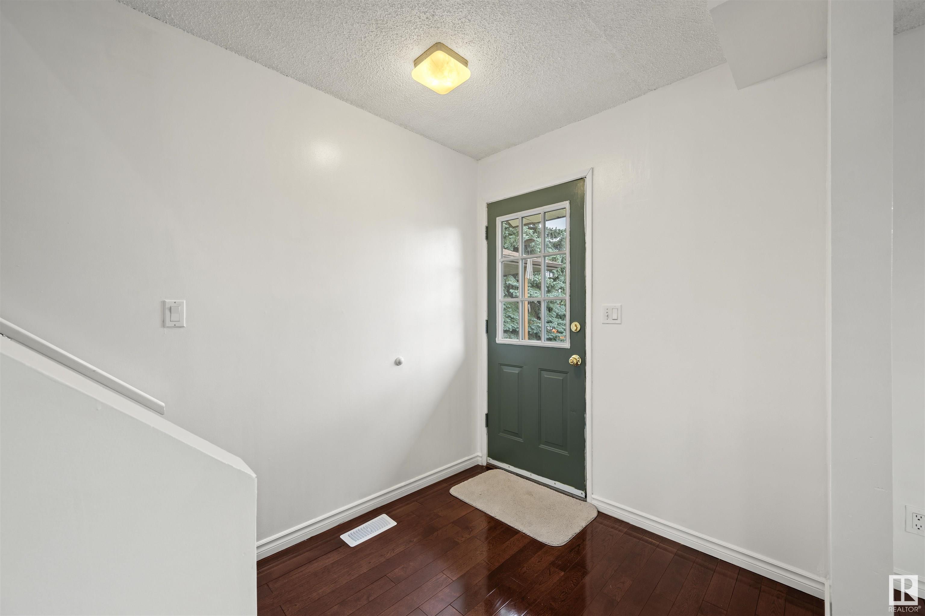 Property Photo:  10814 20A Avenue NW  AB T6J 5T3 