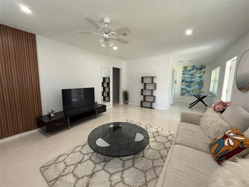 Property Photo: 23 NE 19th Ave FL 33060