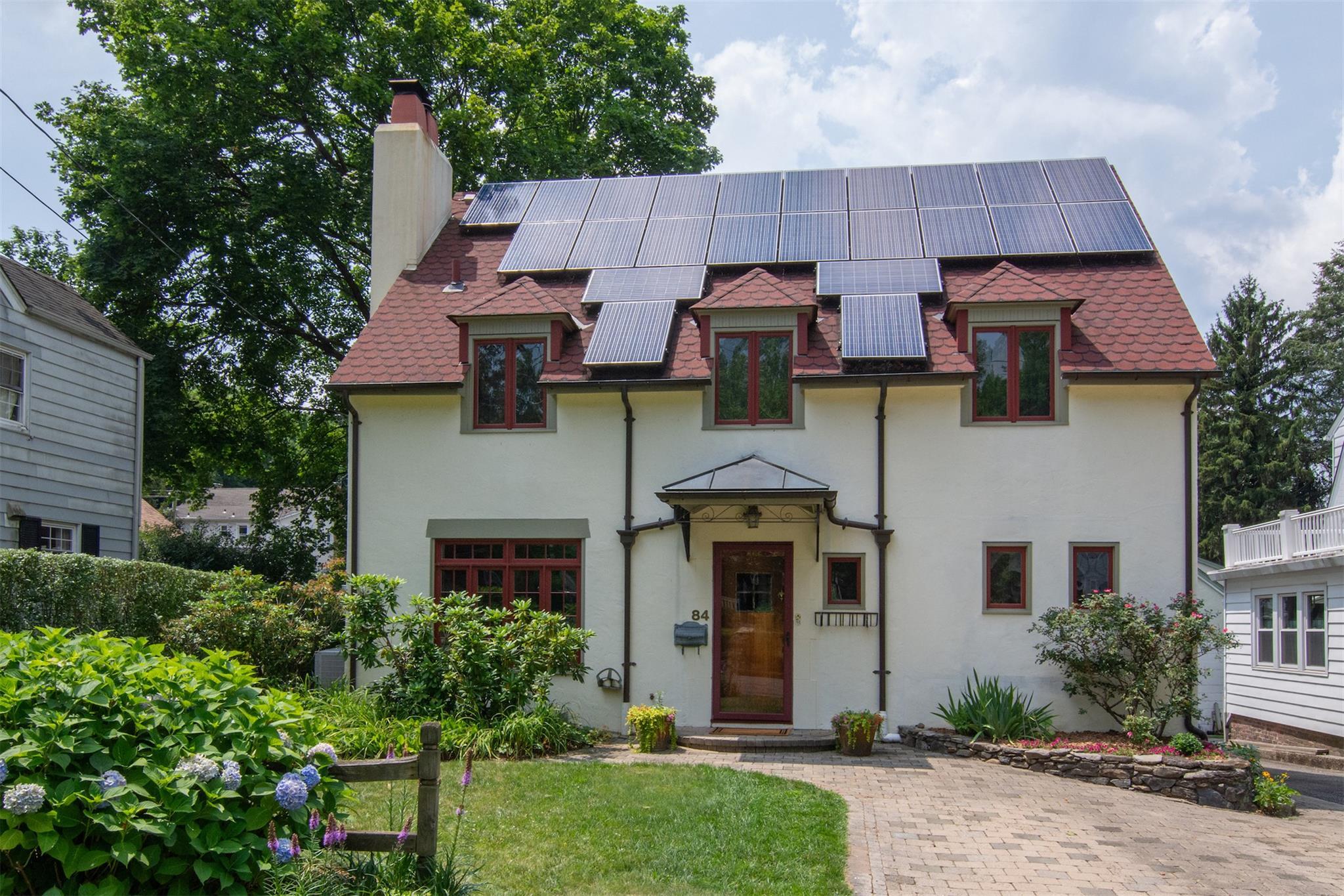 Property Photo:  84 Bellewood Avenue  NY 10522 