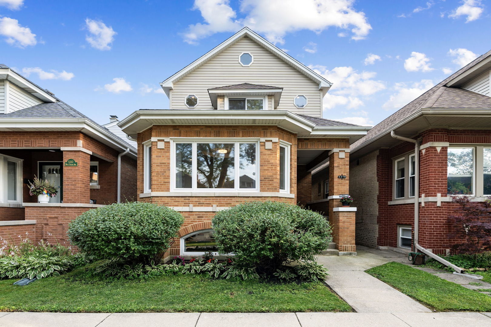 Property Photo: 5319 W Cullom Avenue IL 60641