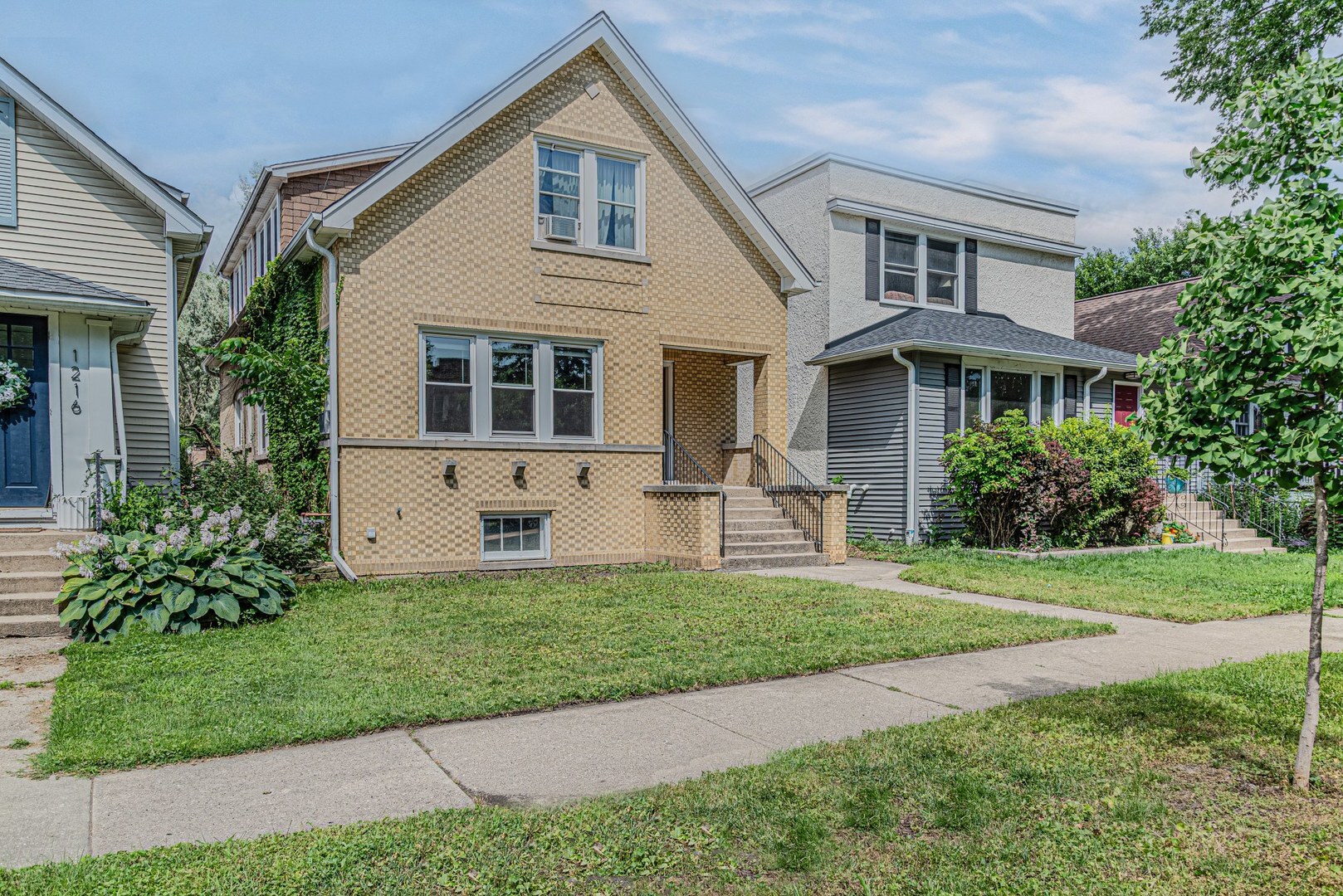 Property Photo: 1218 Dewey Avenue IL 60202