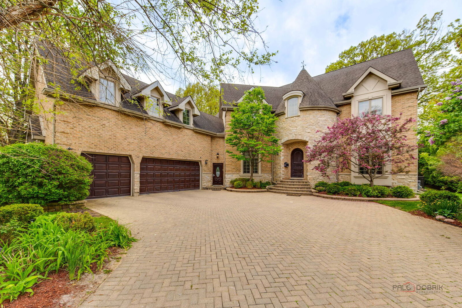 Property Photo: 300 Red Oak Road IL 60062