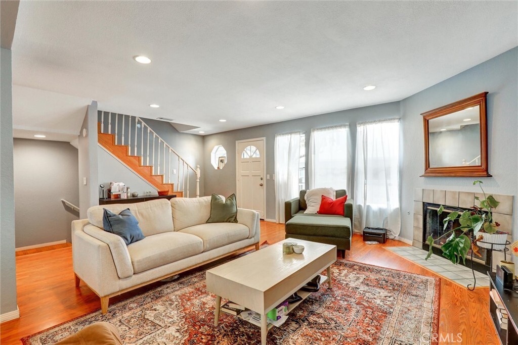 Property Photo:  533 Walnut Avenue 7  CA 90802 
